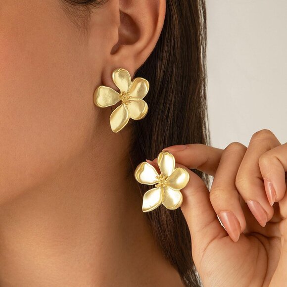 Women's Gold Beauty Cute Flower Shape Statement Boho Dainty Stud Earrings - Picture 3 of 5